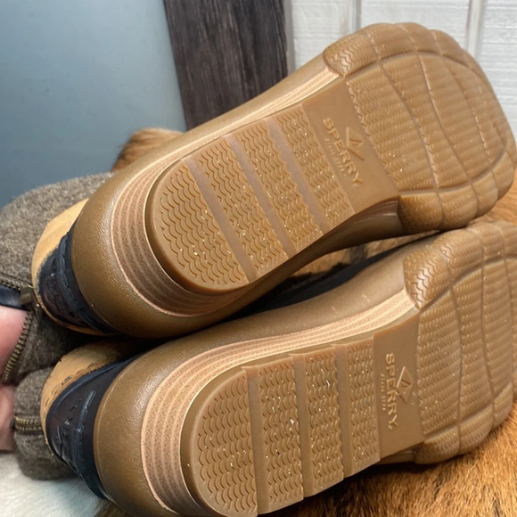 Womens Sperry winter boots size 9.5 check them out very nice thanks 🙏 - Picture 4 of 7